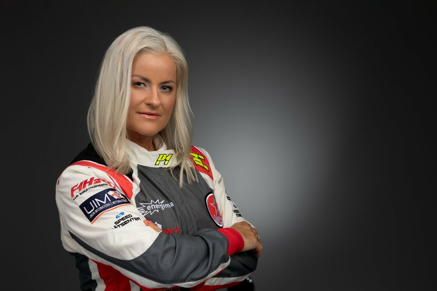 Portrett av racerbåtfører Marit Strømøy i uniform